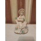 Статуэтка гипс ''Девушка в шляпе с цветами на пне'