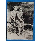 Фото двух минчанок с велосипедом. 9х12 см