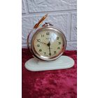 РЕДКИЕ НАСТОЛЬНЫЕ ЧАСЫ БУДИЛЬНИК СЛАВА ЗЕМНОЙ ШАР РАКЕТА АГИТАЦИЯ . СОСТОЯНИЕ  НА ХОДУ .  Распродажа Коллекции !!! Аукцион  не  С 1 Рубля  3 ДНЯ  .Много лотов в продаже .