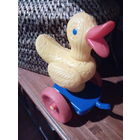 Игрушка советская Уточка на колёсах.