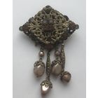 Брошь. Не хватает одного подвеса.