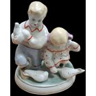 Статуэтка - Дети кормят голубей, фарфор, роспись, автор С. Голембовская, Полонский ЗХК, СССР, 1956-1973 гг.
