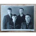 Фото с сигаретами. 1940-50-е. 9х11.5 см.