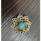 Брошь винтажная эпохи СССР выполнена в технике филиграни с имитацией бирюзы в центре .