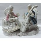 Статуэтка фарфоровая "Музыкант  и девушка"70- 80-е Европа. Высота 15 см. Длина 20 см.