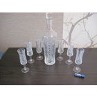 Хрустальный графин и рюмки.