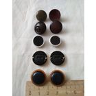 Пуговицы разные.