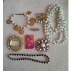 Лот бижутерии: броши, бусы, кулоны.