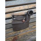 Старинный утюг с трубой n8