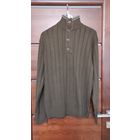 Качественный джемпер мужской на 48-50 размер. Цвет темно-коричневый, очень мягкий и приятный на ощупь. Длина 72 см, длина рукава 62 см, ПОгруди 55 см, ПОпо низу тянется 43-59 см. Отличное состояние.