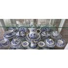 Сервиз кофейно- столовый Луковый рисунок на 6 персон, 47предметов. КАХЛА, ГЕРМАНИЯ. С рубля.