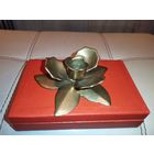 Винтажный, латунный подсвечник в форме цветка.