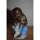 ФИГУРКА/статуэтка: "ЦИРКОВОЙ МЕДВЕДЬ С БАЛАЛАЙКОЙ", -*фарфор, роспись, позолота. Старая ГОРОДНИЦА/Городницкий фарфоровый завод/CССР, интересная, тёмно-синее клеймо 1950 год, уже редкость., - оригинал!