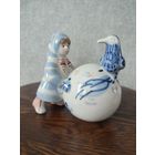 Статуэтка, фигурка фарфоровая девочка с вароной