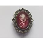 Брошь с кабошоном.