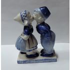 Статуэтка фарфоровая "Поцелуй" 70-е годы Голландия. Высота 12.5 см.