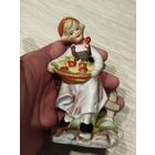 Фарфоровая статуэтка,красная шапочка,ГДР,с рубля
