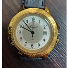 Винтажные наручные часы Вымпел имеет золотистый корпус и безель с гравировкой цифр , работоспособность не известна .