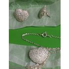 Набор бижутерии -серьги и кулон в виде сердечка