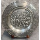 Оловянный настенная тарелка Zinn Becker. Сцена в таверне. Германия. 23 см.