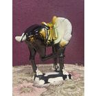 Статуэтка,китайский глазурованный фарфор 1950-х годов,Черный конь, кусающий копыто, клеймо Азиатская майолика