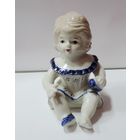 Статуэтка фарфоровая "Ребёнок" 70-80-е годы Европа. Высота 10.5 см.