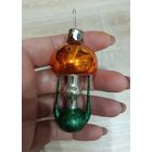 Елочные игрушки, стекло,  лампа.