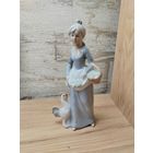 Статуэтка девушка с корзиной.