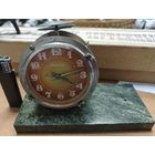 Часы винтажные настольные Барабан, металл, дерево, камень, Челябинский часовой завод Молния, СССР, 1950-1970 гг.