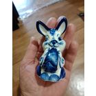 Статуэтка фарфор заяц с морковкой Гжель без сколов и трещин