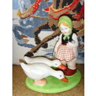 Девочка и гуси . Фаянс . Чехословакия