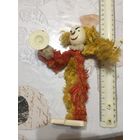 Игрушка из СССР. Клоун с оркестровыми тарелками. Проволока, пластмасса, ткань. Нет шляпы и одной тарелки.