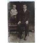 Фото мужчины с ребенком. 1930-е. 8.5х13.5 см