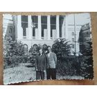 Минск. Фото у главного корпуса БПИ. 1960 г. 8.5х11.5 см.