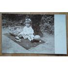 Фото девочки с игрушками. 1928 г. 8х13 см