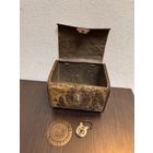 Старинный металлический сундучок (шкатулка) с навесным замком и декоративной пластиной.