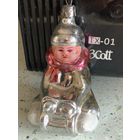 Винтажная ёлочная игрушка Мальчик на санках. Стекло СССР
