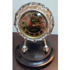 Винтажные механические настольные часы СССР Маяк в хрустальном корпусе , механизм 17 камней , заводятся идут , ТО часов не проводилось .