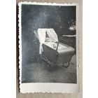 Фото ребенка в коляске. 1947 г. 6х9 см.