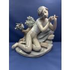 Статуэтка Девушка с флейтой и книгой Урок игры на флейте Фарфор, подглазурная роспись. 1980-е г. Испания. Клеймо: Фабрика LLADRO