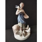 Статуэтка фарфоровая Девушка кормит кур, высота 23.5 см. Германия