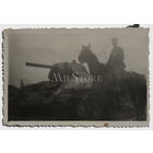 Подбитый советский средний танк Т-34-76, немецкий всадник.