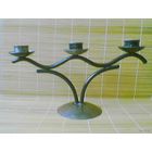 Один подсвечник на три свечи. И много романтики.