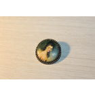 Брошь в металлическом корпусе, вставка пластик, диаметр 35 мм.