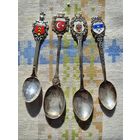 ПОДБОРКА ИЗ 4 СЕРЕБРЯНЫХ КОФЕЙНЫХ ЛОЖЕК, ЕВРОПЕЙСКИЕ ГОРОДА, ЭМАЛЬ ГЕРБ ВЕС 40 ГРАММ