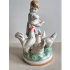 СТАТУЭТКА ФАРФОРОВАЯ "ДЕВОЧКА КОРМИТ КУР". МФФЗ (МИНСК). КРУГЛОЕ КЛЕЙМО. РАННИЙ ВЫПУСК. СМ.ФОТО, ОПИСАНИЕ.