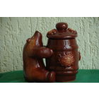 Графин  " Мишка с бочкой меда "   все целое   ( высота 18,5 , ширина 18 см )