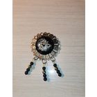 Металлическая брошь с пластиковой накладкой и подвесками.