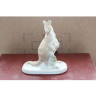 Фарфоровая статуэтка "Кенгуру", времён СССР, высота 10.5 см., есть дефекты.