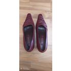 Туфли женские бордовые на каблуке.